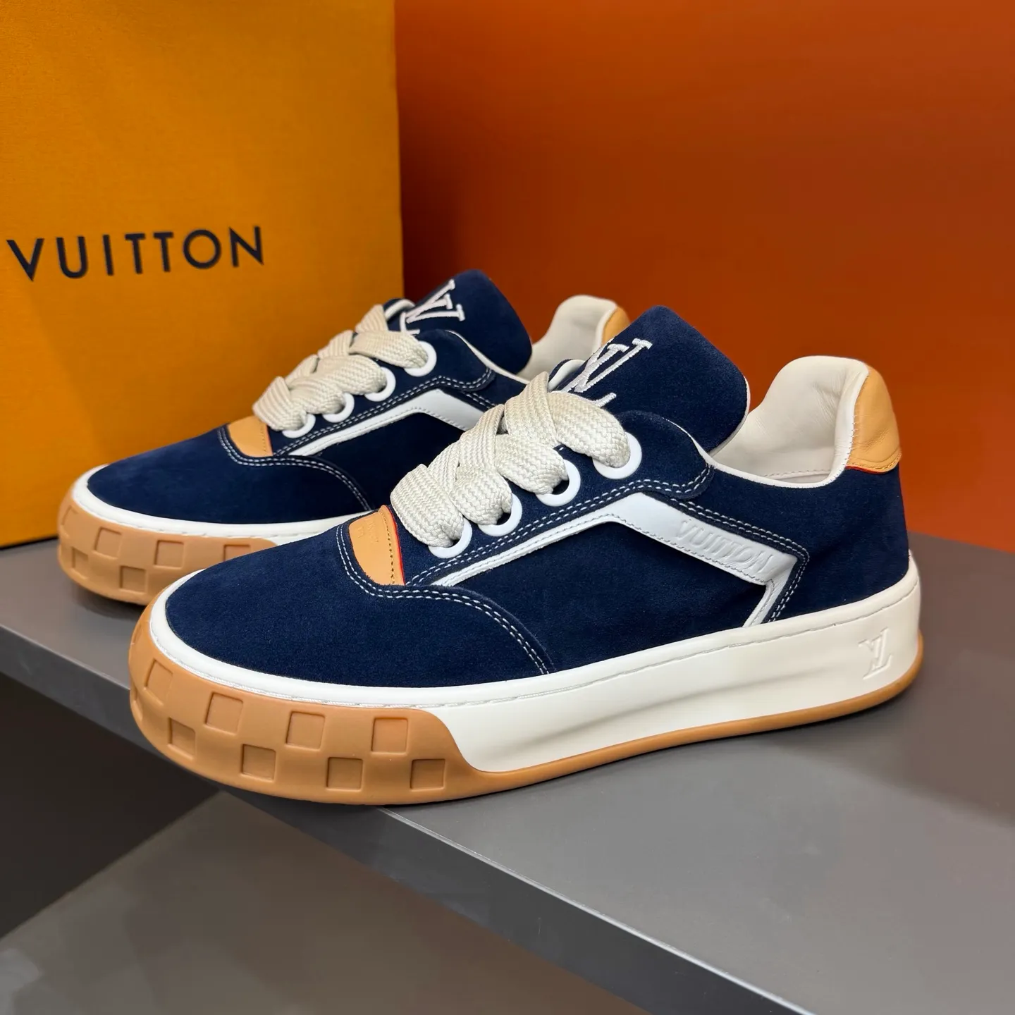 Factory price: 480💰Top version LV-Louis Vuitton-classic catwalk new model, empty glue process, original version 1:1 development! ! The upper foot is very comfortable. It is made of luxurious materials and fine workmanship. The midsole is printed with English letters "Made in Europe". The upper is made of calfskin imported from Italy. The side is decorated with the brand's LOGO and signature. The latest latex foot pads and mesh lining make the foot feel super comfortable. Original factory special supply of original two-color T men's shoes 💰U combination outsole. Bag technology Goodyear stitched edges Fabric: Exclusive custom first-layer cowhide Accessories: Exclusive private model Vuitton logo, lining: Customized silk mesh lining - first-layer silk cowhide lining Outsole: T men's shoes 💰U combination outsole wear-resistant, non-slip and anti-yellowing Foot pads: new latex pad-mesh sweat-absorbent Technology: fully computerized sewing machine wire drawing Toe cap Back cover Hot and cold shaping Full set of pull-top lasts, medium and low logo pattern, code number: 38-44, customized 45